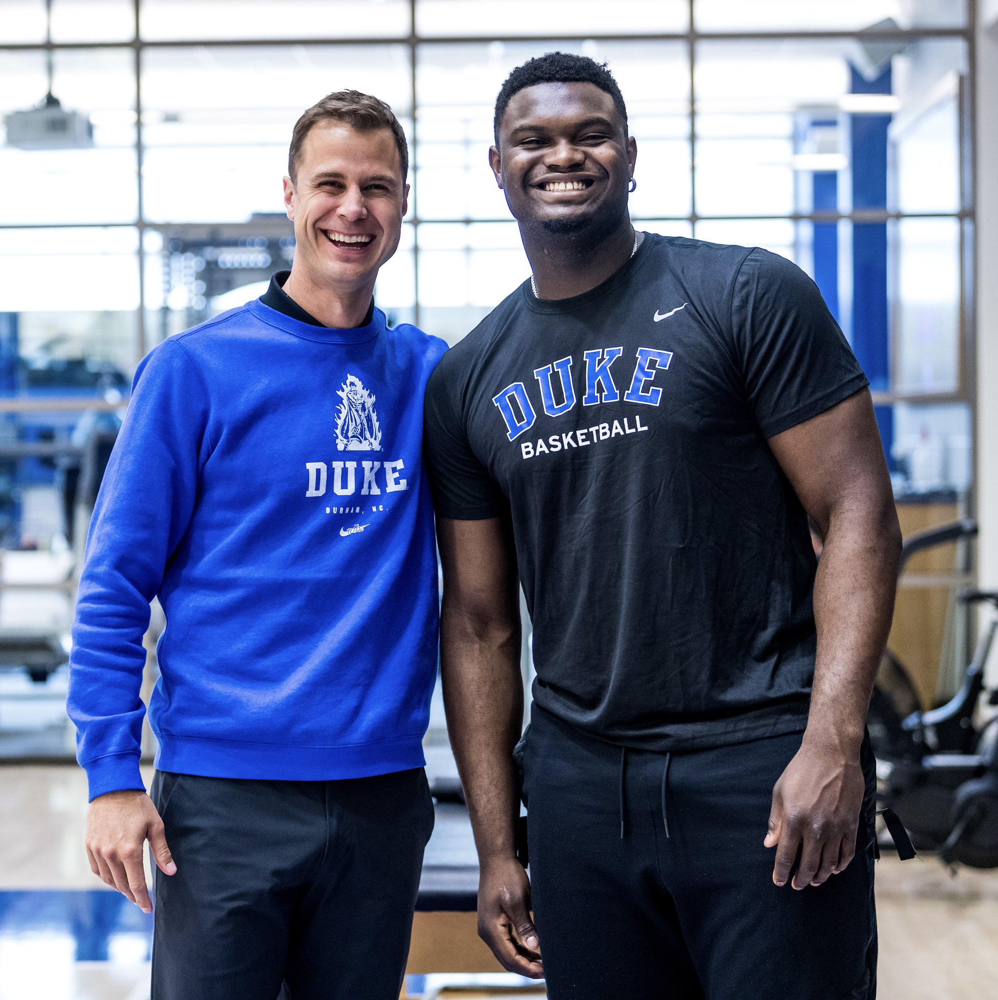 塞维利亚训练开放日，转会期临场应变引欢呼，NBA季后赛在即，心理建设被强调的简单介绍